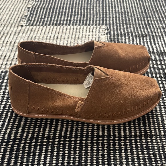 Toms Dark Amber Suede Classic Slip on New! - Picture 3 of 7